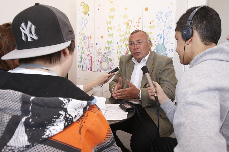 Dr. Alfred Gusenbauer wird von Teilnehmern der Europa Werkstatt interviewt.