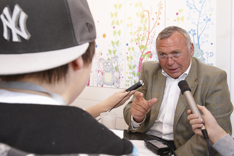 Dr. Alfred Gusenbauer wird von Teilnehmern der Europa Werkstatt interviewt.