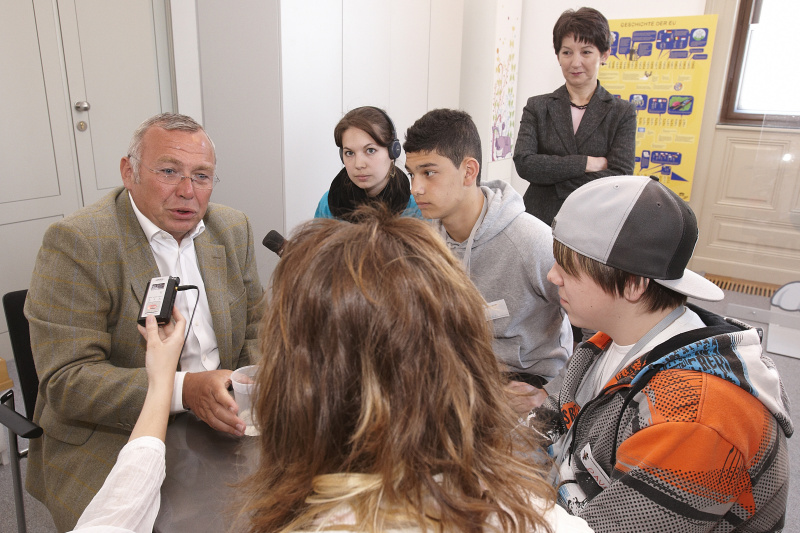 Dr. Alfred Gusenbauer wird von Teilnehmern der Europa Werkstatt interviewt.