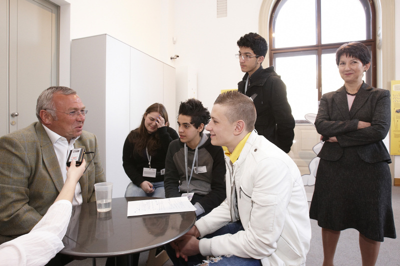 Dr. Alfred Gusenbauer wird von Teilnehmern der Europa Werkstatt interviewt.