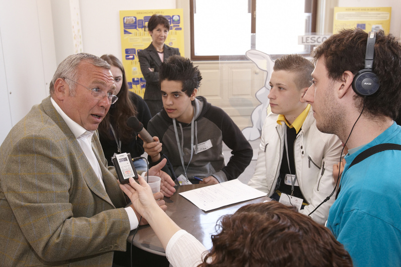 Dr. Alfred Gusenbauer wird von Teilnehmern der Europa Werkstatt interviewt.