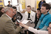 Dr. Alfred Gusenbauer wird von Teilnehmern der Europa Werkstatt interviewt.