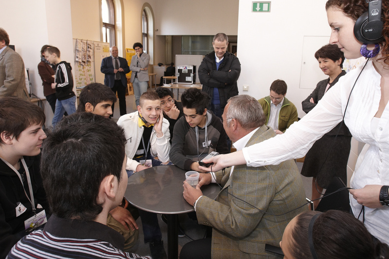 Dr. Alfred Gusenbauer wird von Teilnehmern der Europa Werkstatt interviewt.