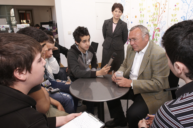 Dr. Alfred Gusenbauer wird von Teilnehmern der Europa Werkstatt interviewt.