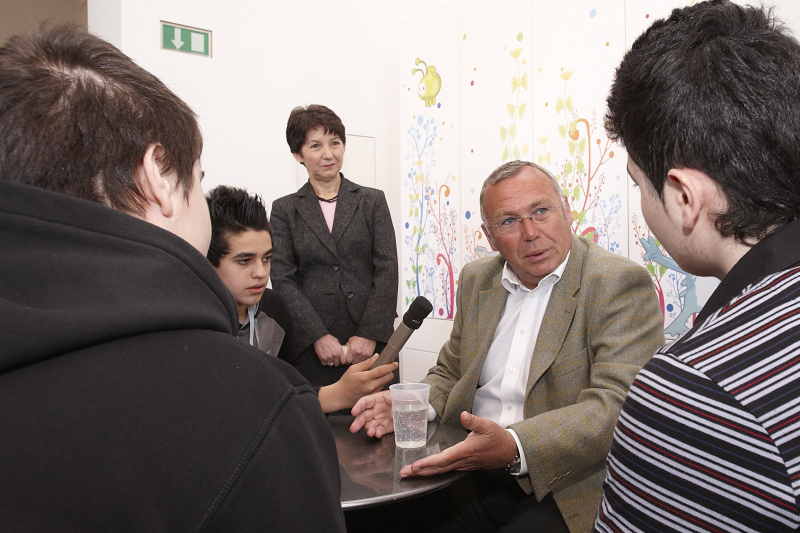 Dr. Alfred Gusenbauer und Nationalratspräsidentin Mag.a Barbara Prammer im Gespräch mit den jugendlichen Teilnehmern der Europa Werkstatt.