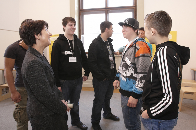 Nationalratspräsidentin Mag.a Barbara Prammer im Gespräch mit den jugendlichen Teilnehmern der Europa Werkstatt.