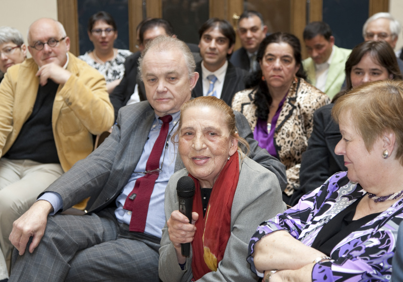 Am Mikrofon Ceija Stojka  - Schriftstellerin