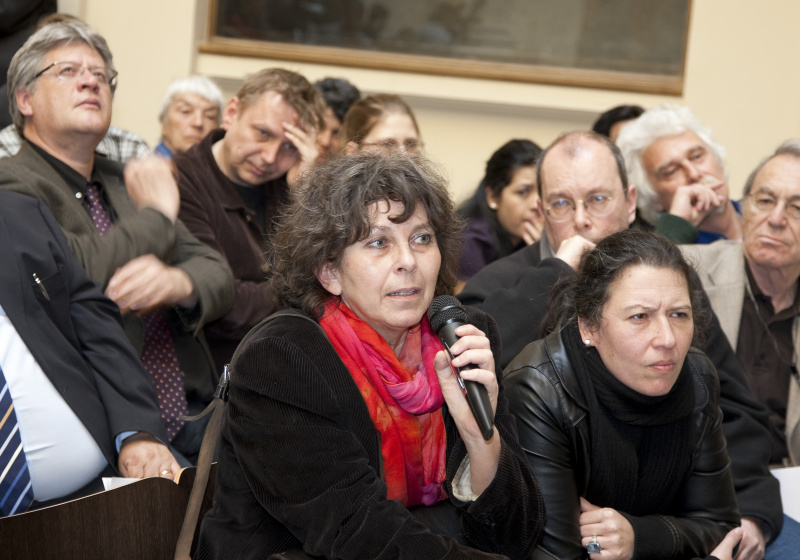 Veranstaltungsteilnehmerin mit Mikrofon.