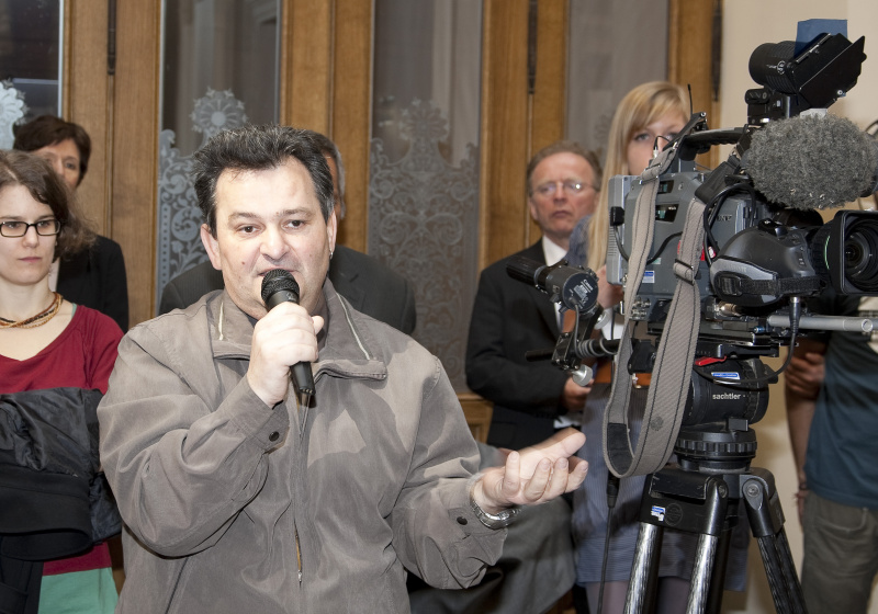 Emmerich Gaertner-Horvath mit Mikrofon.