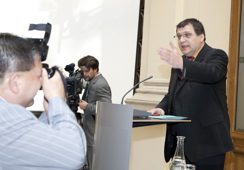 Dr. Gerhard Baumgartner - Historiker und Journalist  am Rednerpult.