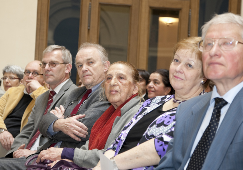 v.re.  Franz Hums Bundesminister a. D., Anna Elisabeth Haselbach - Bundesratspräsidentin a.D., Ceija Stojka und weitere VeranstaltungsteilnehmerInnen