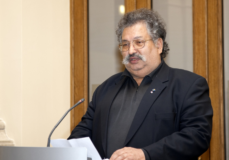 Prof. Rudolf Sarközi - Obmann des Kulturvereins Österreichischer Roma am Rednerpult.