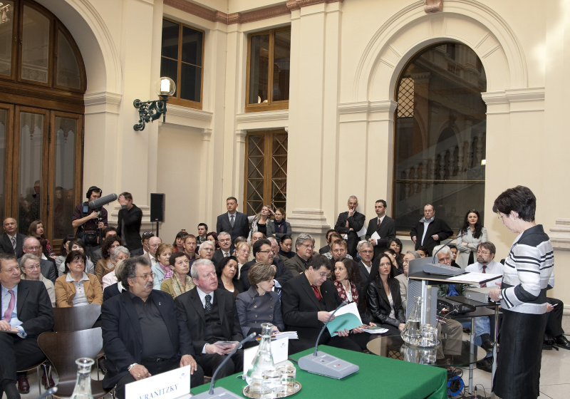 Mag.a Barbara Prammer - Nationalratspräsidentin am Rednerpult.