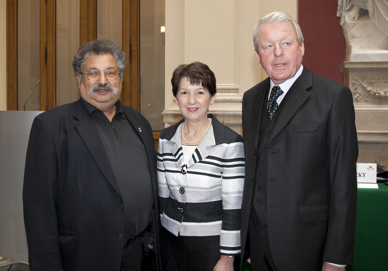 v.li. Prof. Rudolf Sarközi - Obmann des Kulturvereins Österreichischer Roma; Mag.a Barbara Prammer - Nationalratspräsidentin und Dr. Franz Vranitzky - Bundeskanzler a.D.