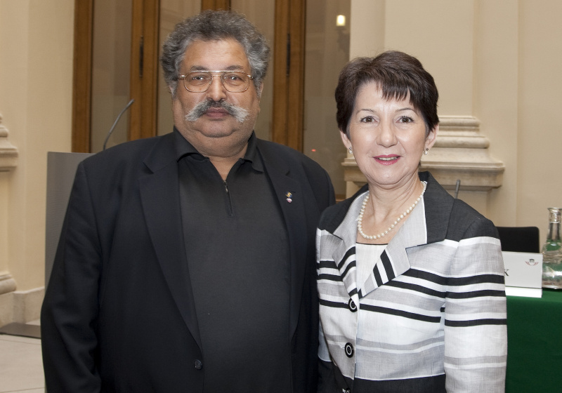 v.li. Prof. Rudolf Sarközi - Obmann des Kulturvereins Österreichischer Roma und Mag.a Barbara Prammer - Nationalratspräsidentin