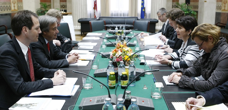 Linke Bildhälfte: UN-Delegation mit  Antonio Guterres - UN-Flüchtlingshochkommissar (2.v.li). Rechte Bildhälfte: Österreichische Deledation v.li. Martin Wasserer - Parlamentsdirektion; Helfried Carl; Mag.a Barbara Prammer - Parlamentspräsidentin und Mag. Dr. Brigitte Brenner - Parlamentsdirektion