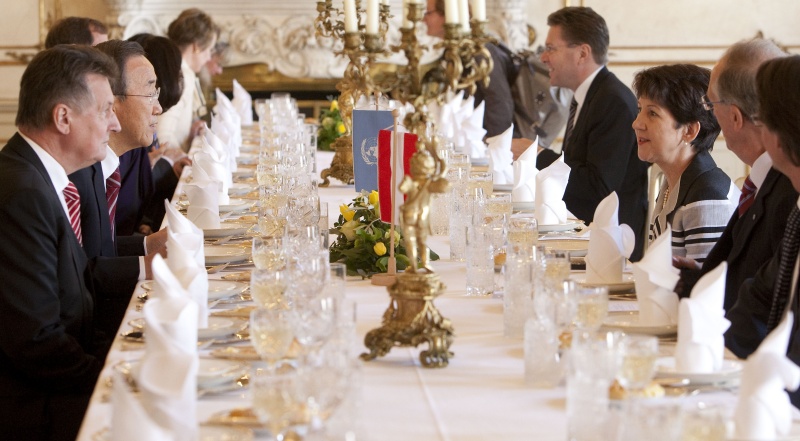v.li. Peter Mitterer - Bundesratspräsident; Ban Ki-Moon -  UN-Generalsekretär; re. Seite: Herbert Scheibner - Nationalratsabgeordneter und Mag.a Barbara Prammer - Nationalratspräsidentin beim Mittagessen.