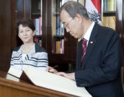 v.li. Nationalratspräsidentin Mag.a Barbara Prammer und Ban Ki-Moon -  UN-Generalsekretär beim Eintrag in das Gästebuch