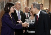 v.li. Mag. Christine Muttonen - Nationalratsabgeordnete begrüßt Ban Ki-Moon -  UN-Generalsekretär