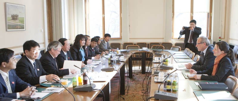 Linke Bildhälfte: vietnamesische Delegation mit Nguyen Duc Kien - Vizepräsident der vietnamesischen Nationalversammlung (4.v.li.). Rechte Bildhälfte: Veranstaltungsteilnehmer; Sigisbert Dolinschek - Nationalratsabgeordneter und Sophie Landertshammer - Parlamentsbedienstete.