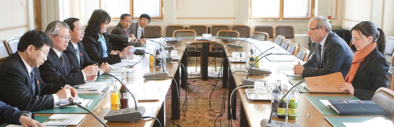 Linke Bildhälfte: vietnamesische Delegation mit Nguyen Duc Kien - Vizepräsident der vietnamesischen Nationalversammlung (3.v.li.). Rechte Bildhälfte: Sigisbert Dolinschek - Nationalratsabgeordneter und Sophie Landertshammer - Parlamentsbedienstete.