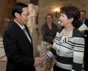 Nationalratspräsidentin Mag.a Barbara Prammer (re) begrüßt Nguyen Duc Kien - Vizepräsident der vietnamesischen Nationalversammlung (li)