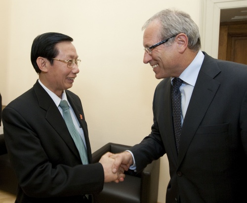 Nguyen Duc Kien - Vizepräsident der vietnamesischen Nationalversammlung (li.) wird von Sigisbert Dolinschek - Nationalratsabgeordneter begrüßt