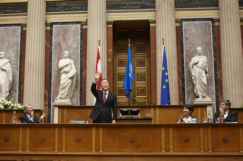 Podium v.li: Dr. Wolfgang Schüssel, UNO-Generalsekretär Ban Ki-Moon winkt , Nationalratspräsidentin Mag.a Barbara Prammer und Aussenminister Dr. Michael Spindelegger.