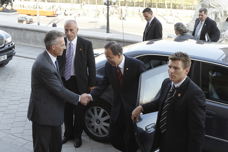 Parlamentsdirektor Dr. Georg Posch begrüßt den Un-Generalsekrtär Ban Ki-moon.