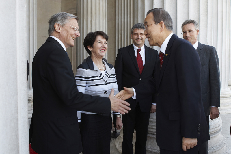 Dr. Wolfgang Schüssel - Nationalratsabgeordneter (li) begrüßt UNO Generalsekretär Ban Ki Moon.Im Hintergrund Mag.a Barbara Prammer - Nationalratspräsidentin; Dr. Michael Spindelegger - Außenminister und Dr. Georg Posch - Parlamentsdirektor