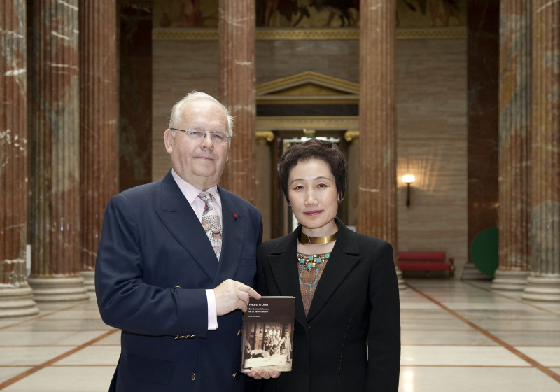 v.li. Univ.-Prof. Dr. Gerd Kaminski - Autor und eine Veranstaltungsteilnehmerin
