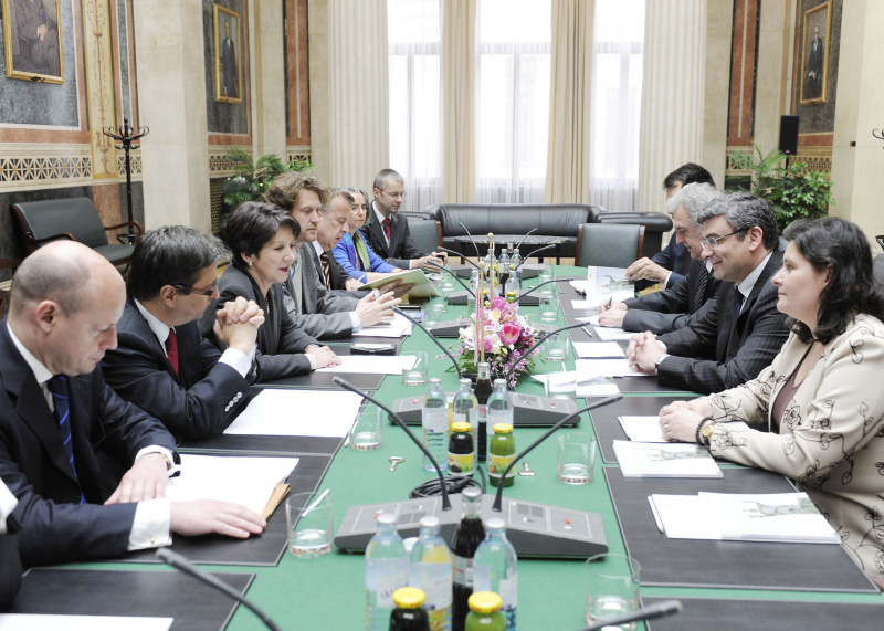 linke Bildhälfte: österreichische Delegation v.li. Lukas Mussi - Parlamentsdirektion; Dr. Peter Wittmann - Nationalratsabgeordneter; Mag.a Barbara Prammer - Nationalratspräsidentin; Helfried Carl; Dr. Joseph Wirnsperger - Parlamentsdirektion; Mag. Maria-Luise Janota - Parlamentsdirektion und Martin Wasserer - Parlamentsdirektion. rechte Bildhälfte:  rumänische Delegation mit dem rumänischen Außenminister Dr. Teodor Baconschi (2.v.re)