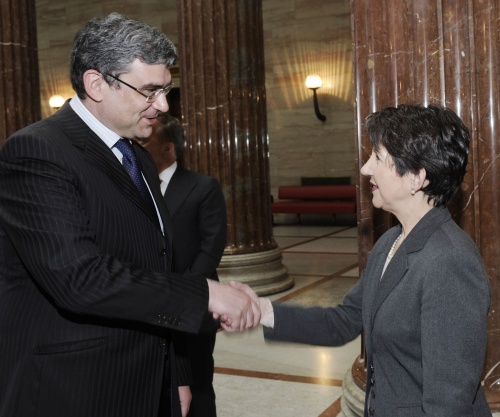 Nationalratspräsidentin Mag.a Barbara Prammer (re) begrüßt den rumänischen Außenminister Dr. Teodor Baconschi (li.)