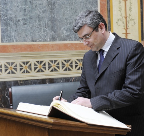 Dr. Teodor Baconschi - rumänischer Außenminister beim Eintrag in das Gästebuch