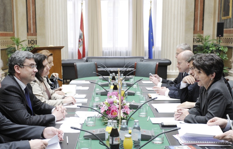 linke Bildhälfte: rumänische Delegation mit dem rumänischen Außenminister Dr. Teodor Baconschi (1.v.li). rechte Bildhälfte: österreichische Delegation v.li. Martin Wasserer - Parlamentsdirektion; Lukas Mussi - Parlamentsdirektion; Dr. Peter Wittmann - Nationalratsabgeordneter und Mag.a Barbara Prammer - Nationalratspräsidentin