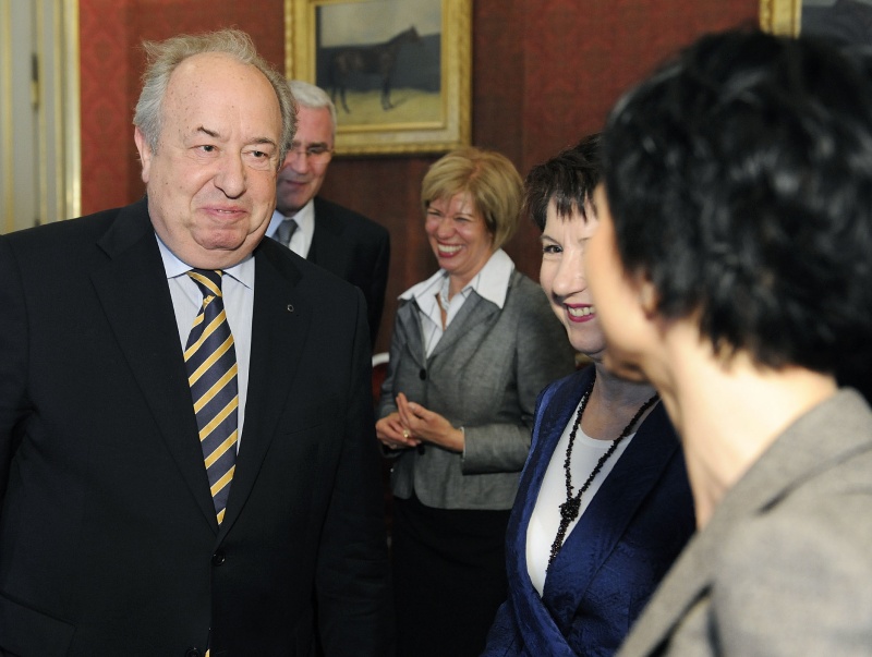 v.li. Fritz Neugebauer - Zweiter Nationalratspräsident und Mag.a Barbara Prammer Nationalratspräsidentin im Gespräch mit Pascale Bruderer Wyss - Präsidentin des schweizerischen Nationalrates. Im Hintergrund Dr. Martin Graf - Dritter Nationalratspräsident und Monika Mühlwerth - Bundesrätin