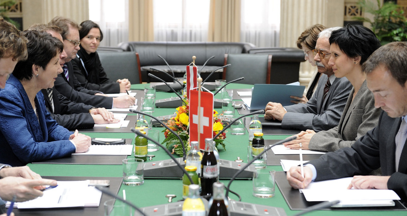 linke Bildhälfte: österreichische Delegation v.li. Mag. Heilfried Carl, Mag.a Barbara Prammer - Nationalratspräsidentin, Joseph Wirnsperger - Parlamentsdirektion, Gerhard Marschall und Mag. Sophie Landertshammer - Parlamentsdirektion. Rechte Bildhälfte Schweizer Delegation v.re: Claudio Fischer - Leiter Internationale Beziehungen und Sprachen,  Pascale Bruderer Wyss - Präsidentin des schweizerischen Nationalrates, Schweizer Botschafter in Österreich Dr. Oscar Knapp  und eine weitere Veranstaltungsteilnehmerin