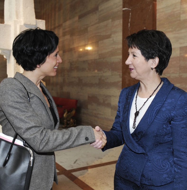 v.li. Pascale Bruderer Wyss - Präsidentin des schweizerischen Nationalrates wird von Mag.a Barbara Prammer - Nationalratspräsidentin begrüßt.