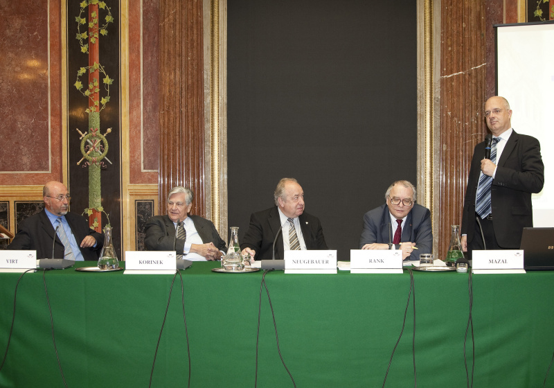 Am Podium v.li. o. Univ.-Prof. Dr. Guenter Virt, DDr. hc. mult. Karl Korinek, Fritz Neugebauer - Zweiter Praesident des Nationalrates, Mag. Wolfgang Rank - Praesident des Katholischen Laienrates Oesterreichs, Univ.-Prof. Dr.Wolfgang Mazal