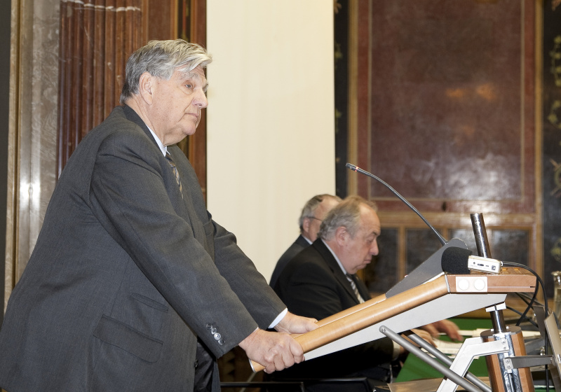 DDr. hc. mult. Karl Korinek am Rednerpult.