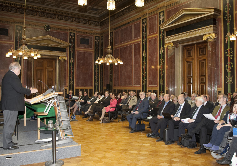 Fritz Neugebauer - Zweiter Präsident des Nationalrates am Rednerpult