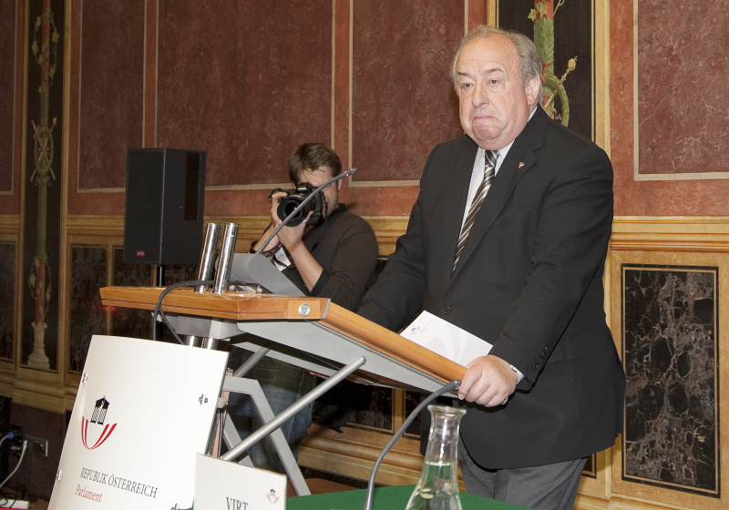 Fritz Neugebauer - Zweiter Praesident des Nationalrates am Rednerpult.