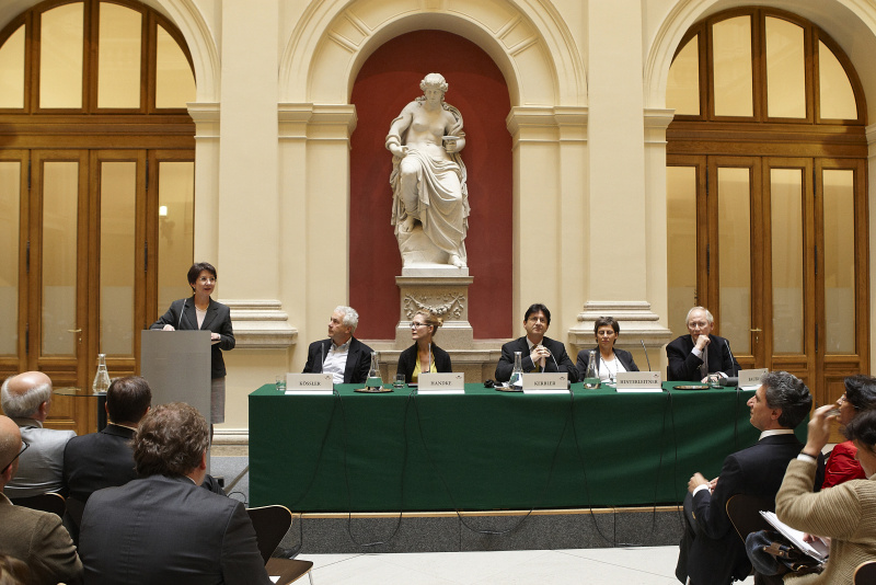 v.li. Nationalratspräsidentin Mag. Barbara Prammer am Rednerpult. Am Podium v.li. Dr. Franz Kössler - Jounalist, Amina Handke - Programm OKTO TV, Michael Kerbler - Ö1, Mag. Gerlinde Hinterleitner - Chefredakteurin "der Standard.at" und Mag. Franz C. Bauer - Journalist