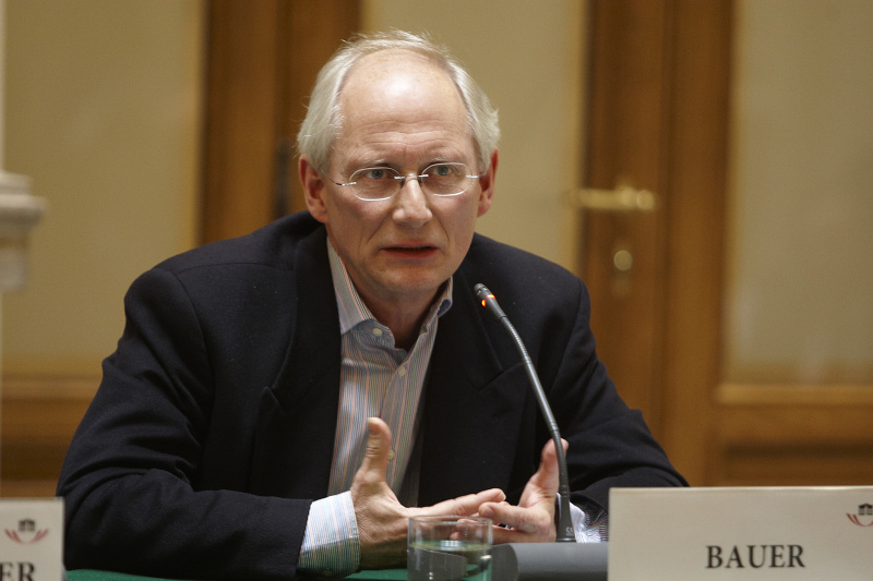 Mag. Franz C. Bauer - Journalist am Podium.