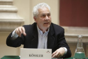 Dr. Franz Kössler - Journalist am Podium.