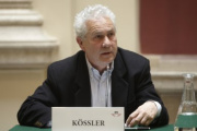 Dr. Franz Kössler - Journalist am Podium.