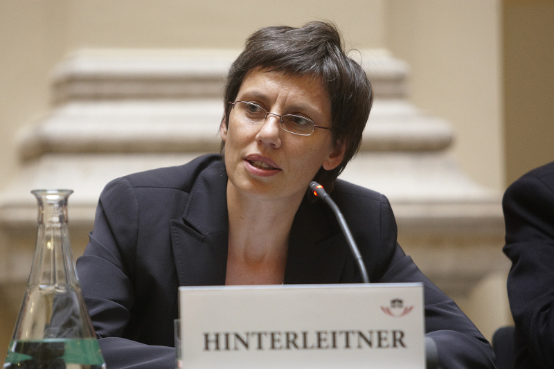 Mag. Gerlinde Hinterleitner - Chefredakteurin "der Standard.at" am Podium.