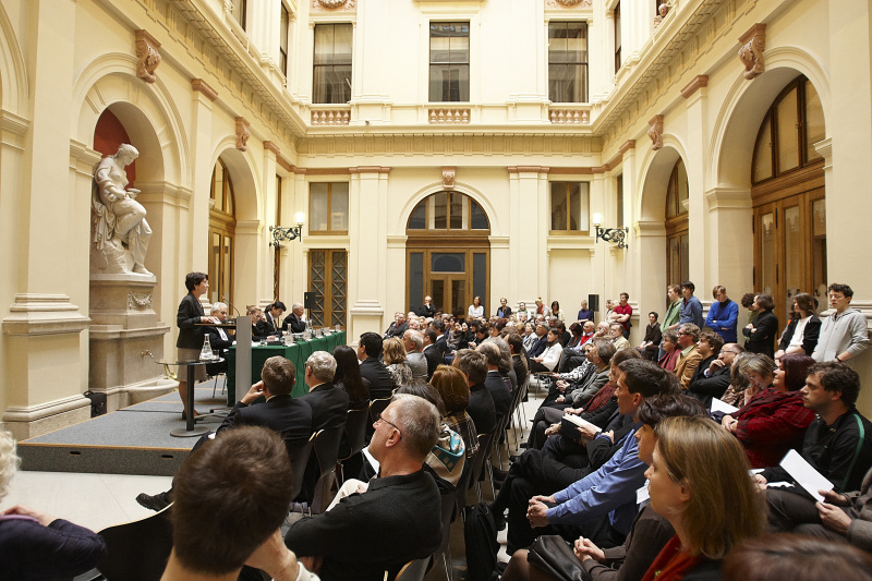 Nationalratspräsidentin Mag. Barbara Prammer am Rednerpult.