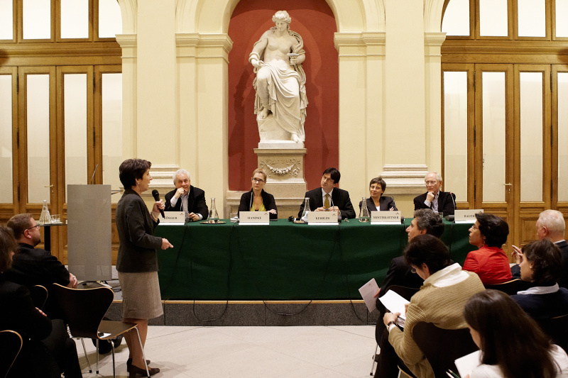 Nationalratspraesidentin Mag. Barbara Prammer mit Mikrofon.