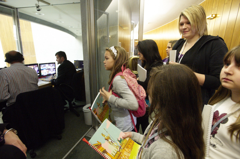 Teilnehmerinnen wohnen der 62.Nationalratssitzung bei.